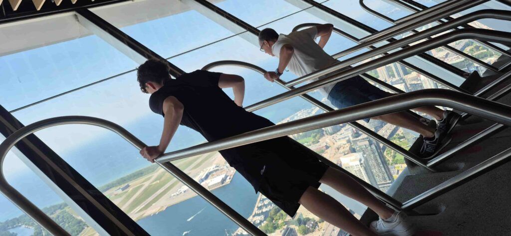 Zonas de inclinación en el mirador de la CN Tower, en Toronto, Canadá