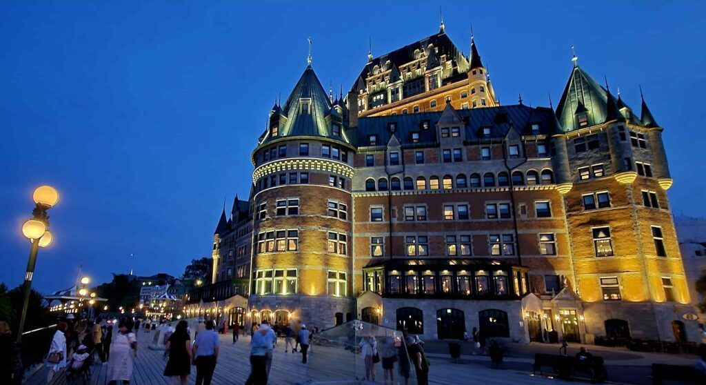 Le Chateau Le Frontenac iluminado, al anochecer, en Quebec, Canadá
