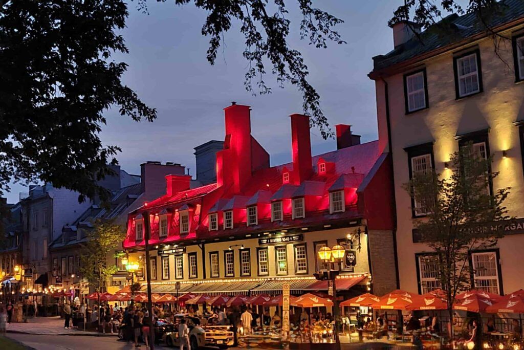 Impresionante edificio rojo iluminado en la parte alta de Quebec, Canadá.
