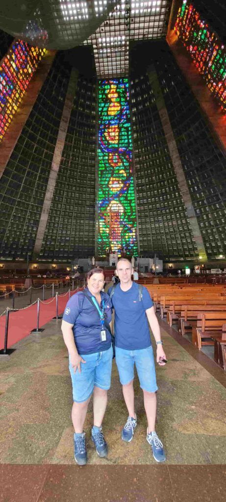 Hombre y mujer en el interior de la Catedral Metropolitana de Río de Janeiro