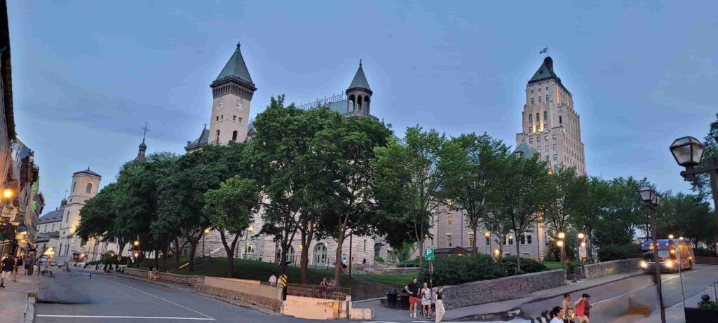Edificios iluminados al anochecer en Quebec, Canadá