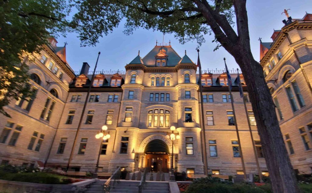 Ayuntamiento de Quebec, Canadá, iluminada al anochecer