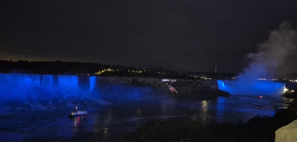 Cataratas del Niágara iluminadas de color azul, en una noche de verano