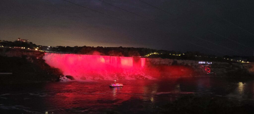Cataratas del Niágara iluminadas en rojo, en una noche de verano