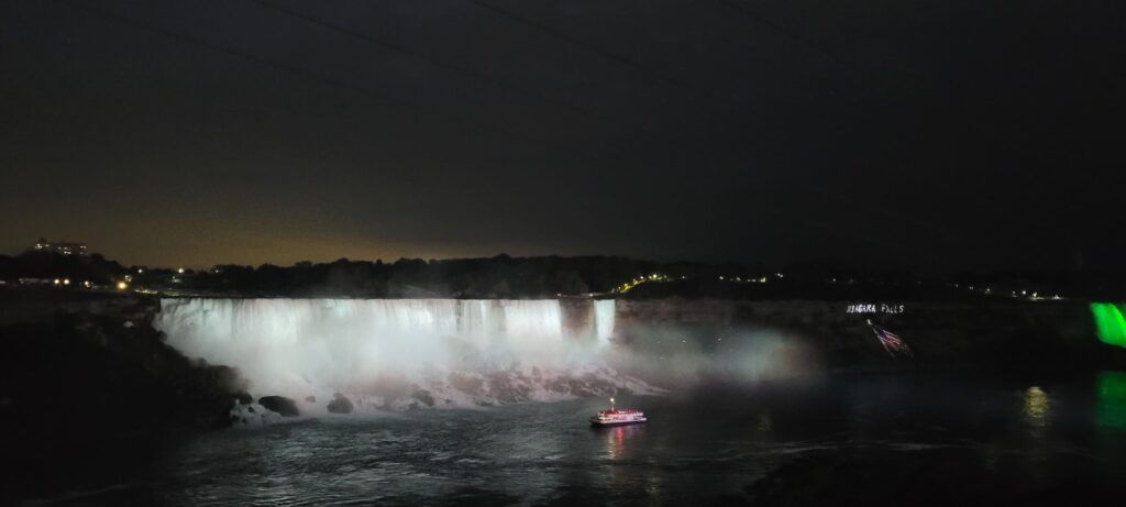 Cataratas del Niágara iluminadas en blanco, en una noche de verano