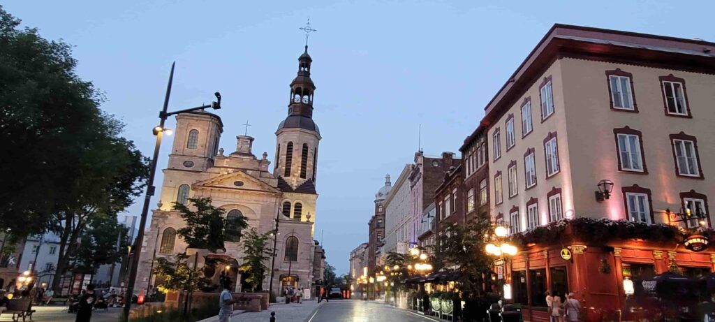 Catedral de Quebec, Canadá, iluminada al anochecer