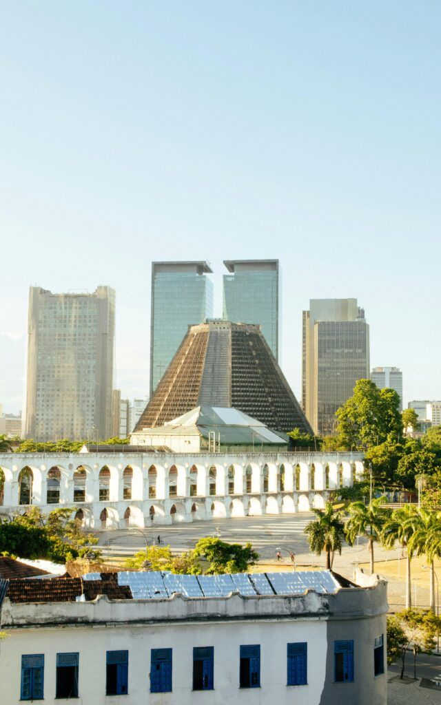 Arcos de Lapa con la Catedral Metropolitana justo detrás, en Río de Janeiro