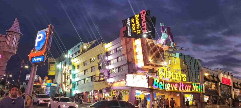 Edificio singular de la calle Clifton Hill de noche, en Niágara Falls, Canadá