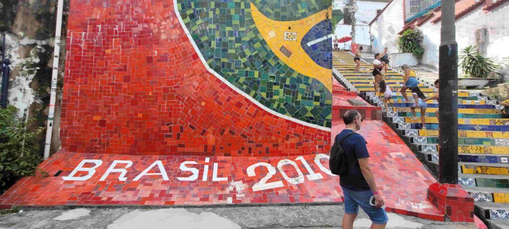Varias personas en las Escaleras de Selaron, Río de Janeiro