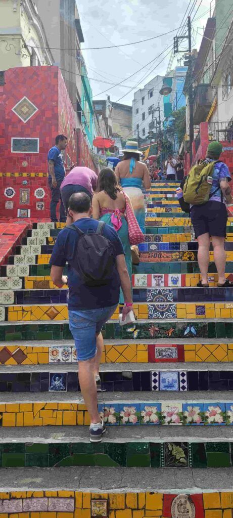 Varias personas subiendo las Escaleras de Selaron, Río de Janeiro