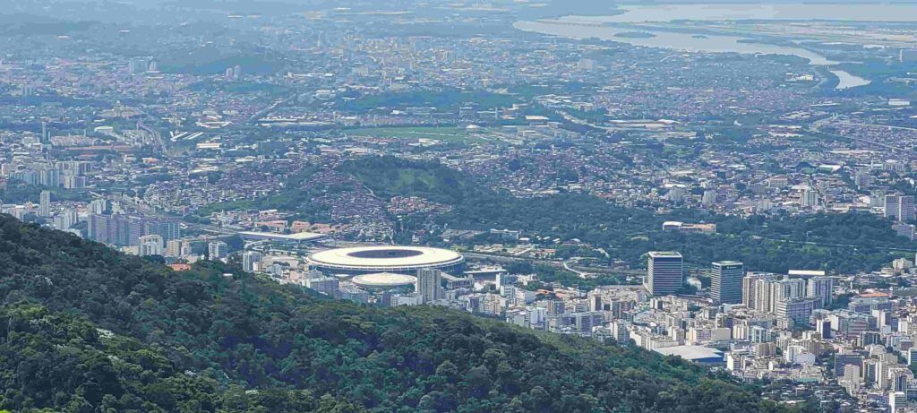Vistas de Río de Janeiro desde el Cerro del Corcovado. Al fondo, el estadio de Maracaná