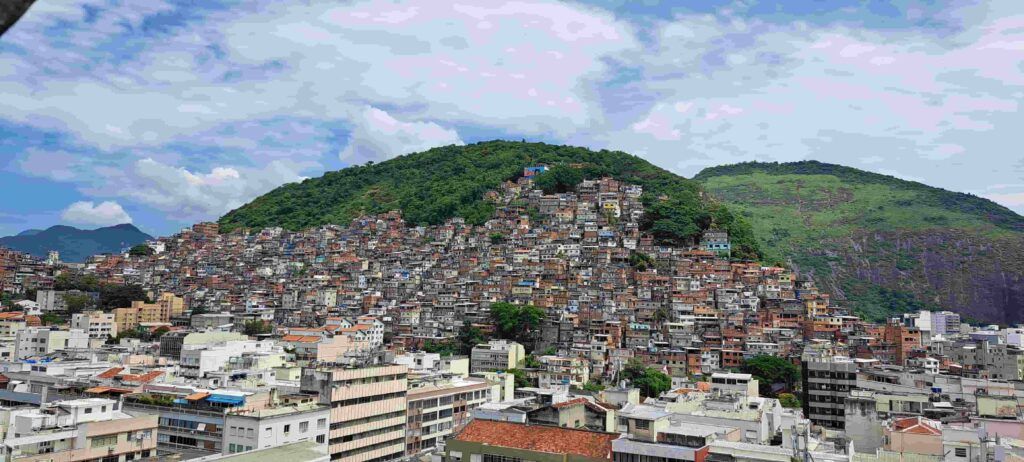 Favela por el día, vista desde el barrio de Copacabana, en Río de Janeiro