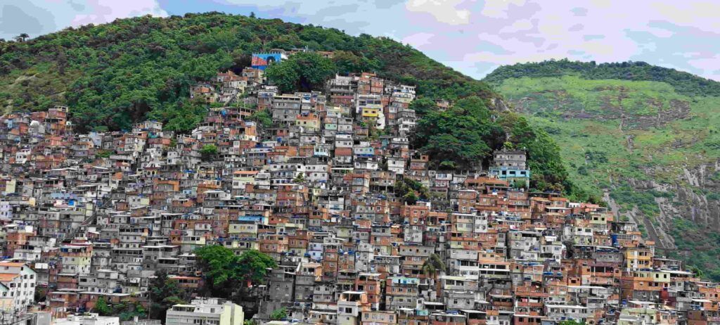 Favela por el día, vista desde el barrio de Copacabana, en Río de Janeiro