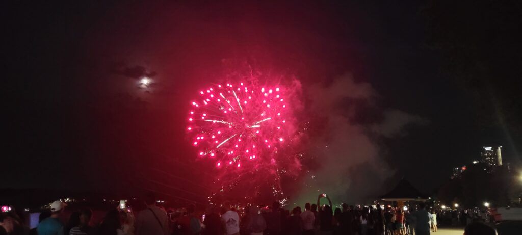 Fuegos artificiales sobre las Cataratas del Niágara en una noche de verano