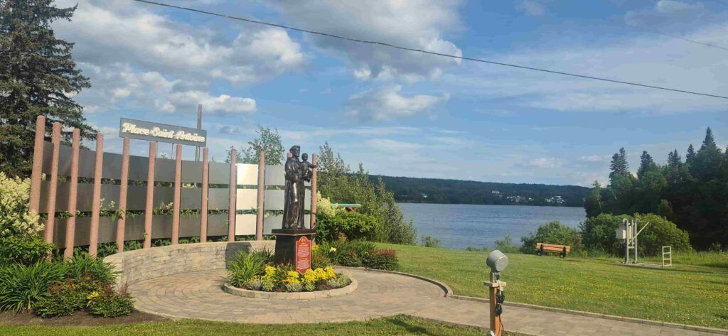 Imagen de San Antonio a la entrada del Hotel Ermitage Saint Antoine  junto al Lac Bouchette, en Quebec, Canadá
