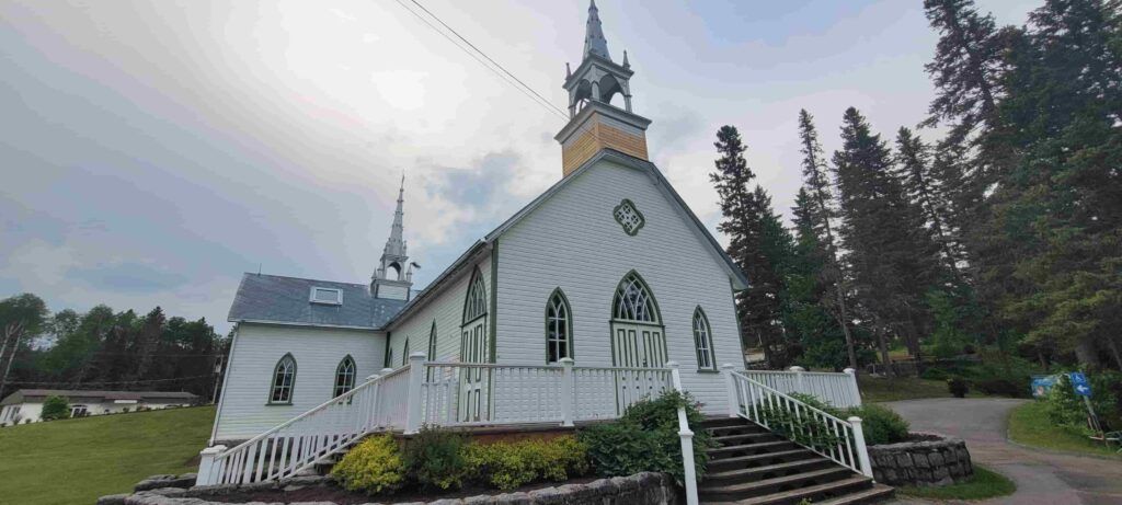 Iglesia perteneciente al complejo del Hotel Ermitage Saint Antoine  junto al Lac Bouchette, en Quebec, Canadá