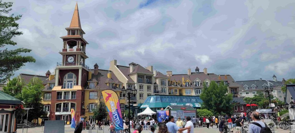 Entrada al pueblo de Mont Tremblant, en Canadá. Vista de la torre del reloj
