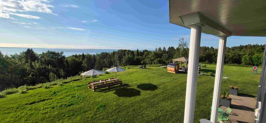 Vista del jardín del Motel Horizon, en Saint-Siméon, Canadá, desde una de las ventanas de las habitaciones