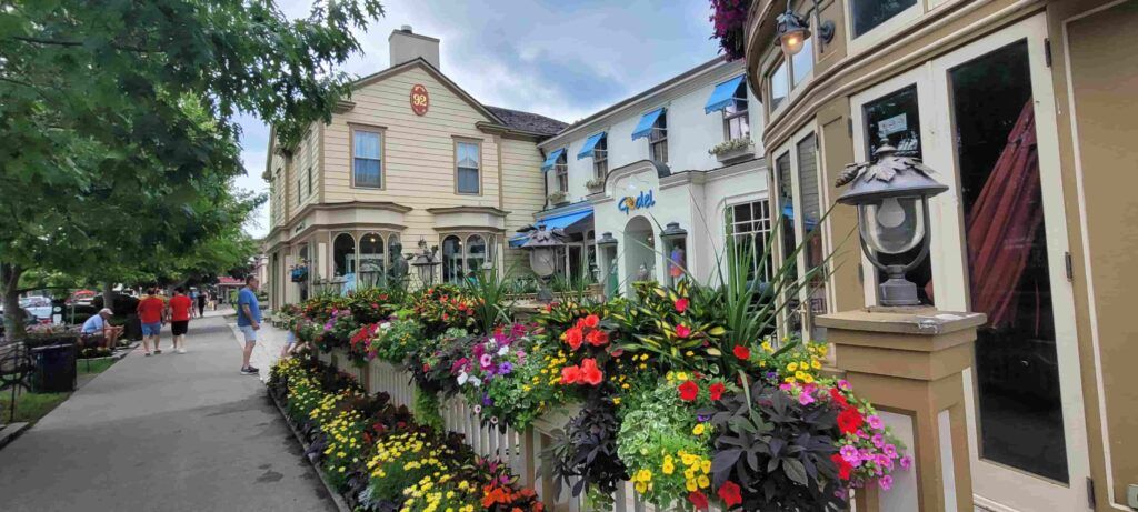Calle de Niagara-on-the-Lake en verano, repleta de flores