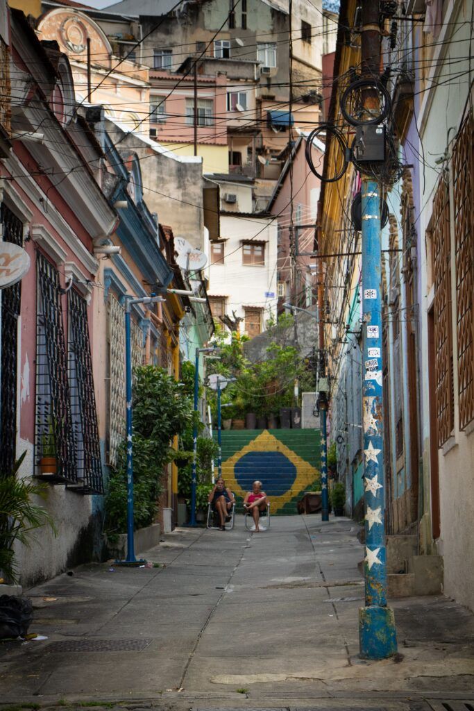 Calle de Río de Janeiro, con dos personas sentadas en butacas en medio de la calle