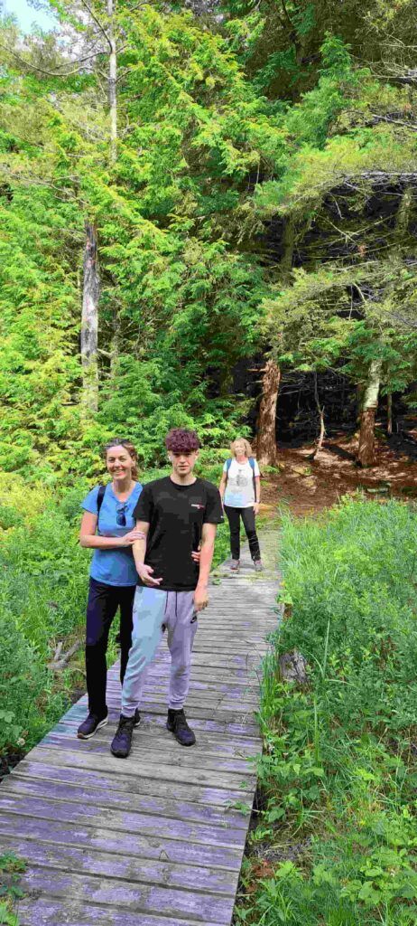 Personas haciendo senderismo en el Silent Lake Provincial Park en Ontario, Canadá
