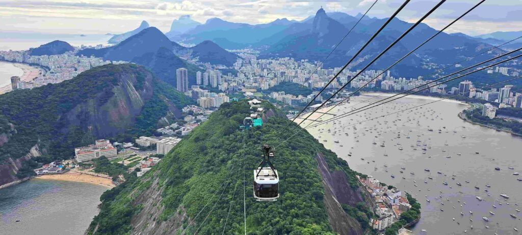 Vista del teleférico y de la ciudad de Río de Janeiro desde el Pan de Azúcar