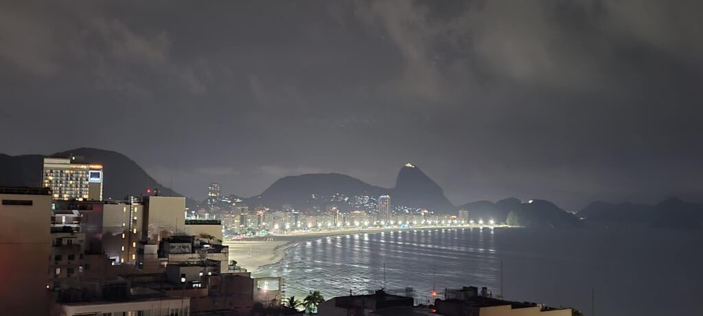 Vista de la playa de Copacabana de noche, desde la terraza de un edificio cercano