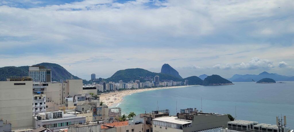 Vista de la playa de Copacabana de día, desde la terraza de un edificio cercano