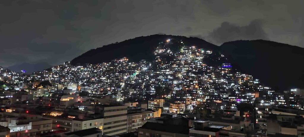 Favela  por la noche, vista desde el barrio de Copacabana, en Río de Janeiro