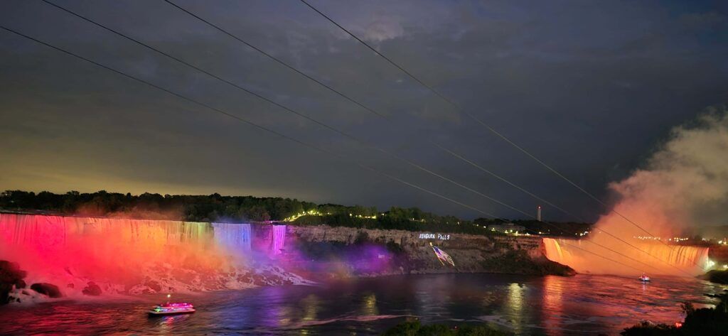 Cataratas del Niagara de noche, iluminadas de diferentes colores