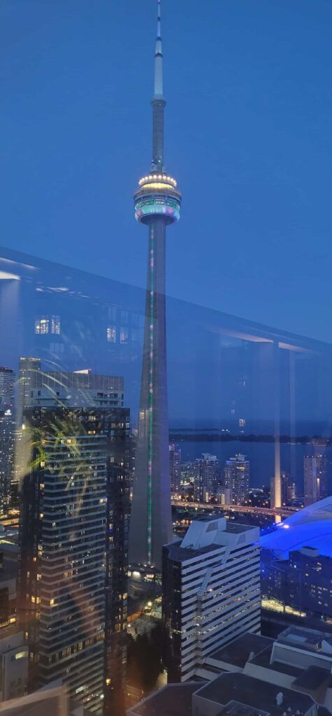 Vista de la CN Tower iluminada en Toronto, desde la terraza del bar restaurante Kost