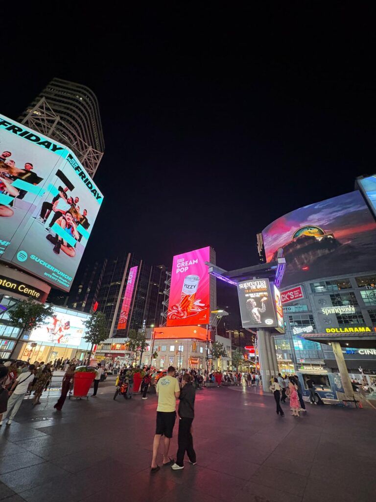 Dundas Square, Toronto