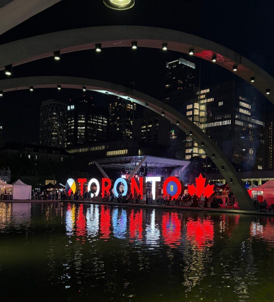 Letras gigantes de Toronto en la Plaza Nathan Phillips, de noche