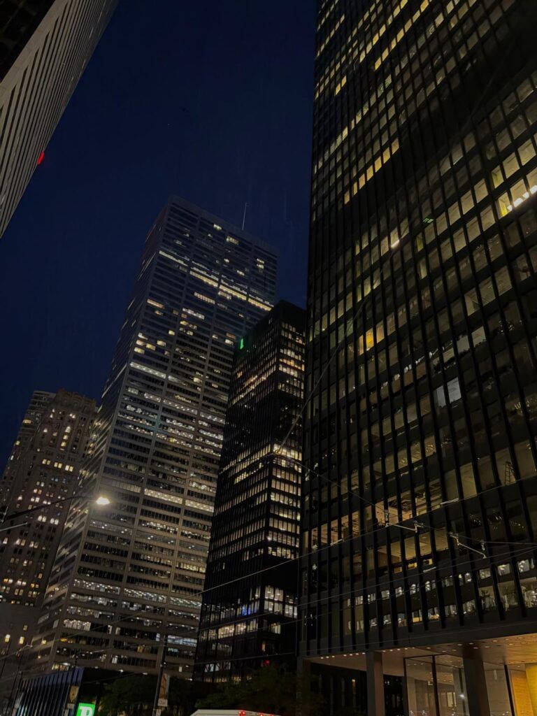 Rascacielos iluminados en Toronto, Canadá