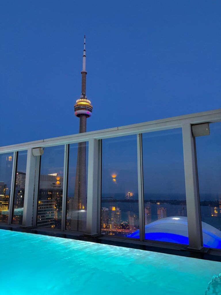 Vista nocturna de la CN Tower en Toronto, desde la terraza del bar restaurante Kost