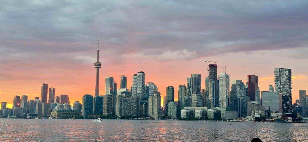 Skyline de Toronto al atardecer desde las islas del Lago Ontario