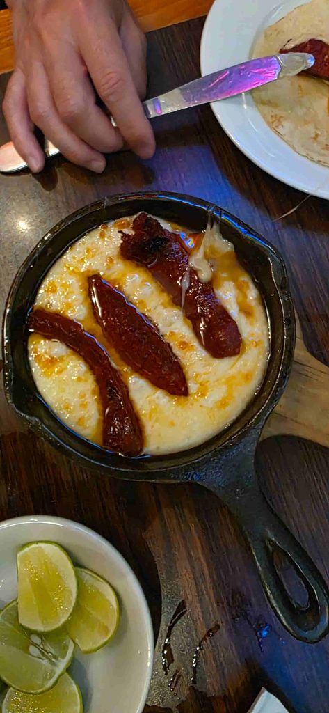 Entrante de chorizo y queso en el Salón Tenampa