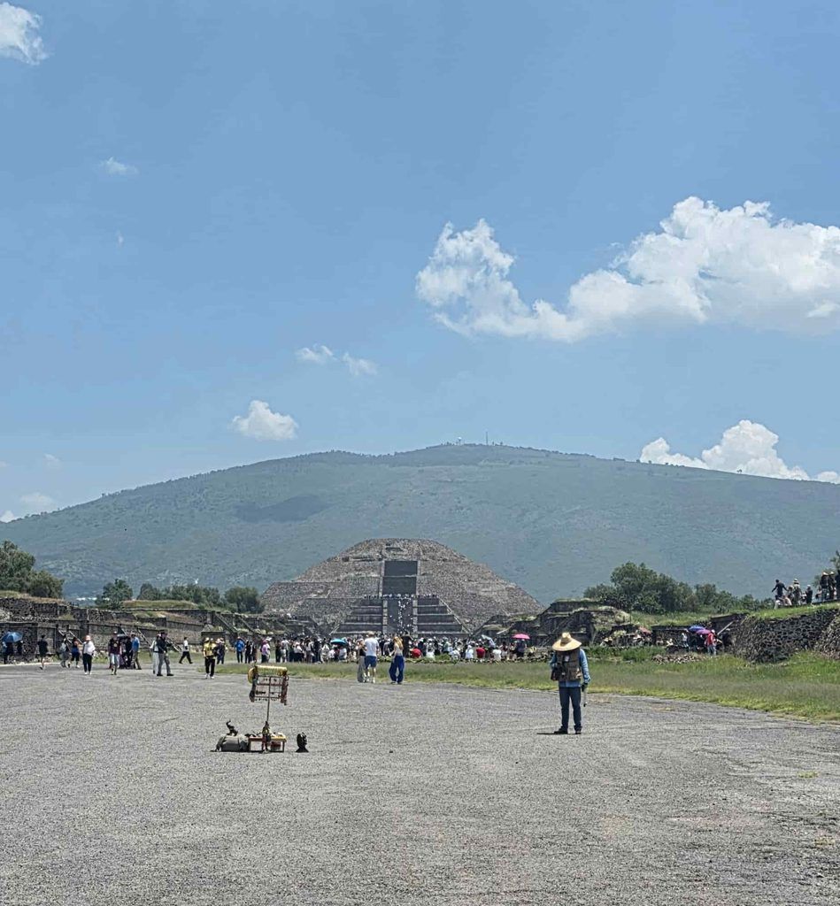 La Calzada de los Muertos, con la Pirámide de la Luna al fondo, en Teotihuacán