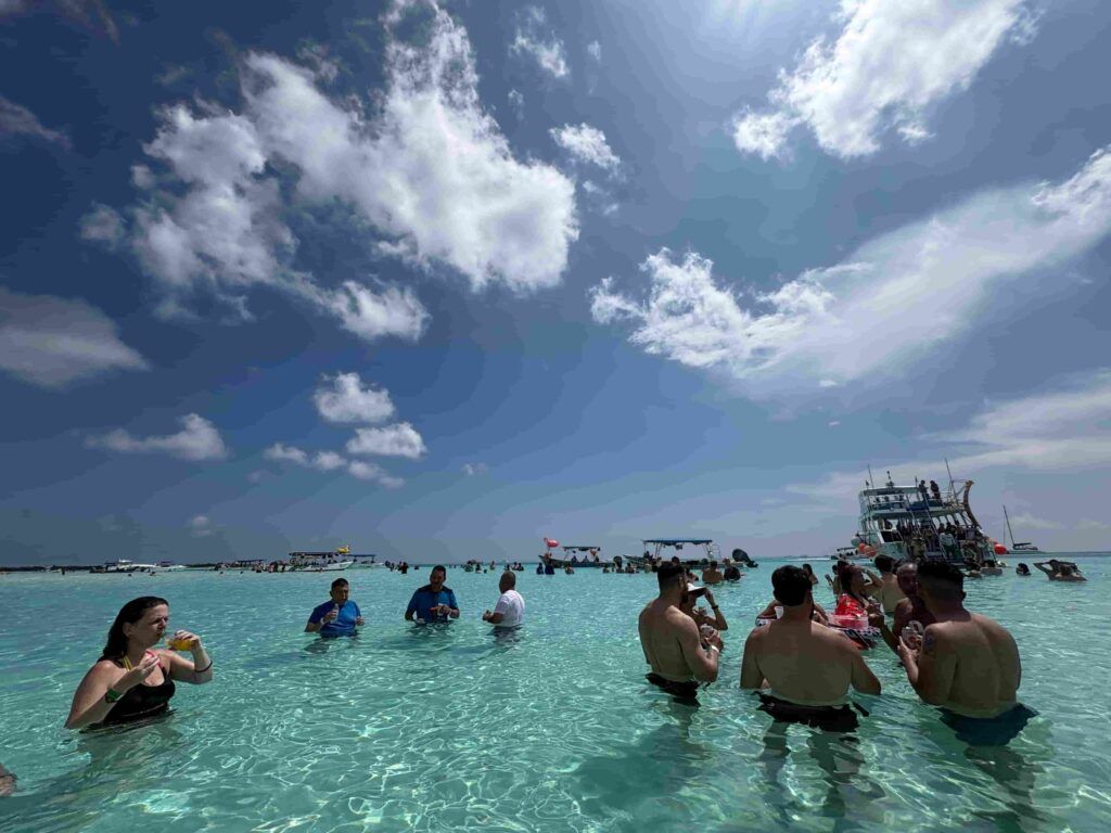 personas tomando cócteles en la playa El Cielito, en la isla de Cozumel