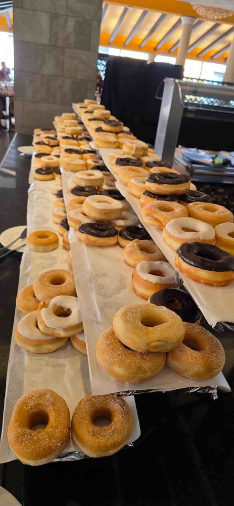 Estantes llenos de donuts en el buffet de desayuno del Barceló Maya Grand Resort