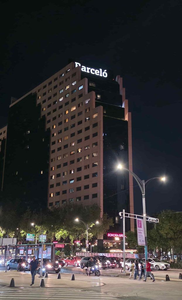 Exterior del Barceló México Reforma, de noche