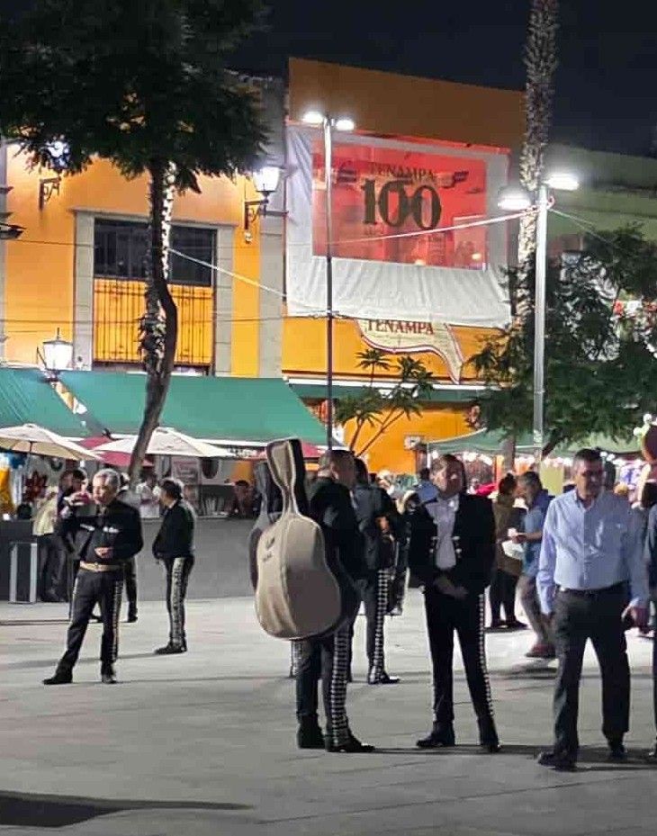 mariachis delante del salón Tenampa, en la Plaza Garibaldi
