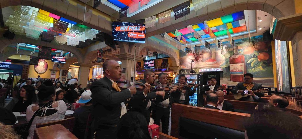 Mariachis dentro del Salón Tenampa, en Ciudad de México