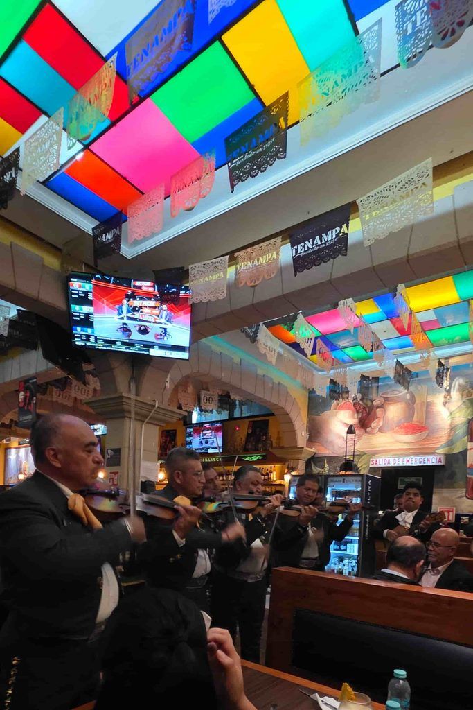 Mariachis dentro del Salón Tenampa, en Ciudad de México