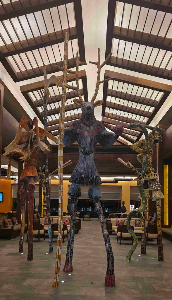 Figuras decorativas gigantes en el hall del hotel Maya Beach, en Riviera Maya