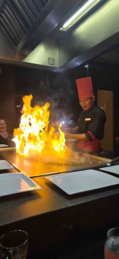 Chef cocinando en directo para los clientes en el restaurante japonés Tokyo del Barceló Maya Grand Resort, en Riviera Maya