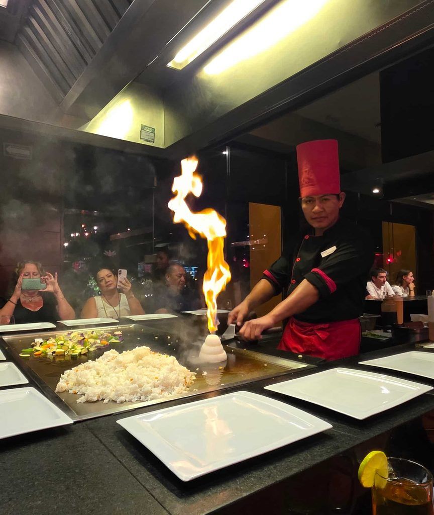 Chef cocinando en directo para los clientes en el restaurante japonés Tokyo del Barceló Maya Grand Resort, en Riviera Maya
