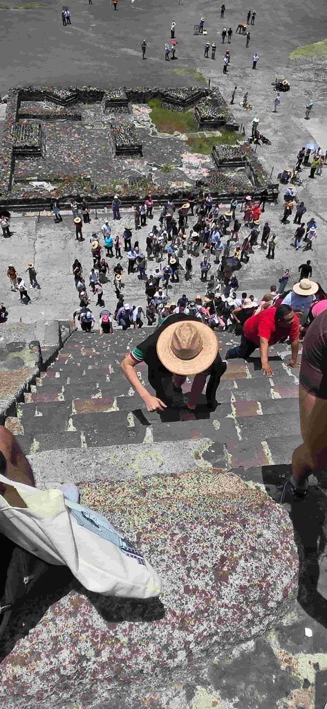 Subida a gatas a la Pirámide de la Luna, en Teotihuacán