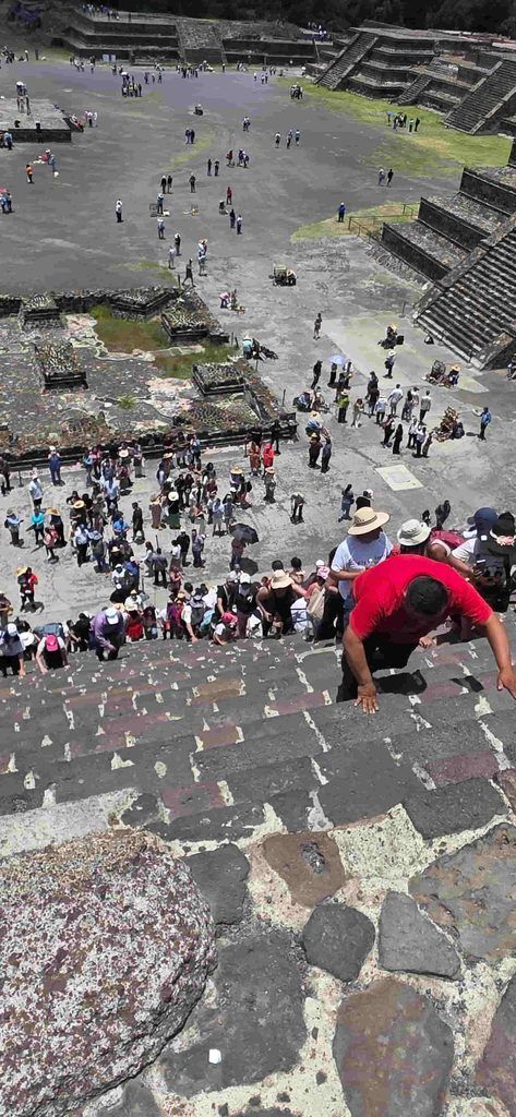 Subida a 4 patas a la Pirámide de la Luna, en Teotihuacán