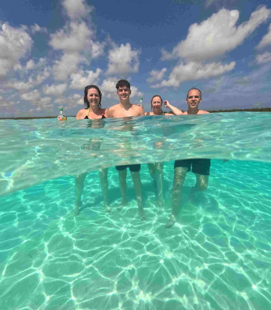 personas bañándose en las transparentes aguas de la playa El Cielito, en la isla de Cozumel